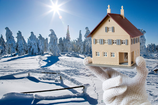 住宅供暖保温系统。家庭住宅冬季景观。电力和供暖费用图片下载