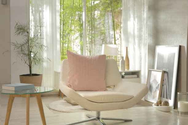 白色扶手椅，粉红色枕头图片下载