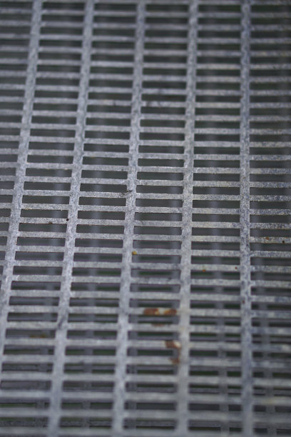 金属笼材质有不同的层次。钢板作背景。股票的照片。图片下载