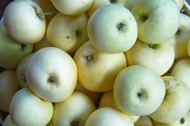 轻苹果在一个盒子里。为素食者提供的生态产品。库存照片的设计和背景图片下载