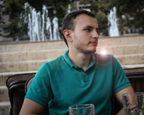 年轻随意的男人图片下载