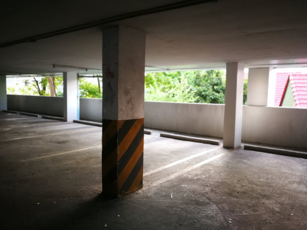 在大楼里停车的孤独时光图片下载