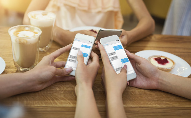 朋友们在智能手机上发短信图片下载