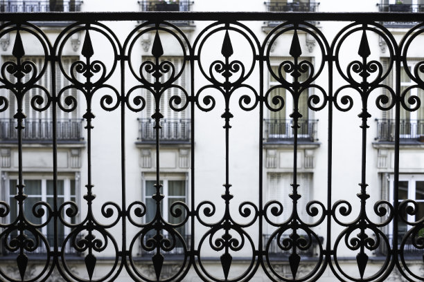 阳台与锻造铁栏杆在巴黎的家图片下载