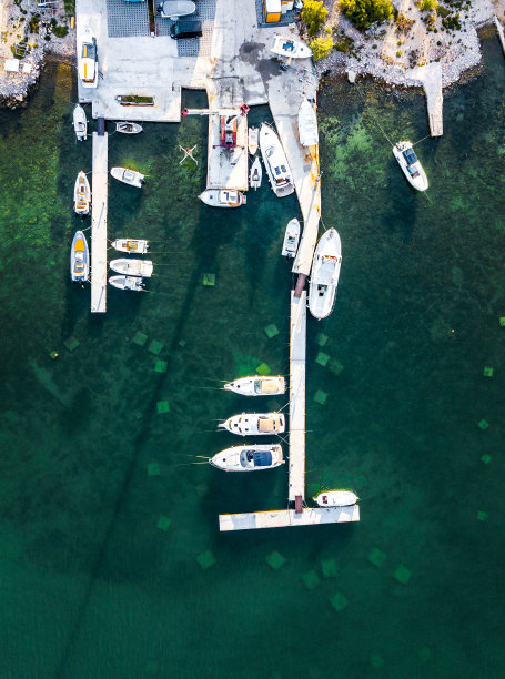 航拍停泊在码头上的帆船图片下载