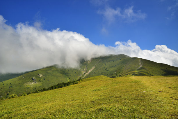Ambaritsa峰在云中。保加利亚的Stara Planina山脉。图片下载