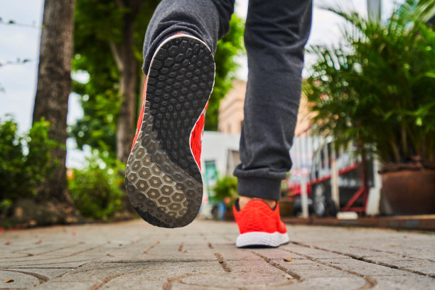 一个男人跑在城市的桥路和绿色的自然图片下载