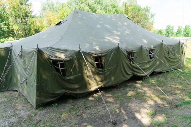 一个大型军用帐篷。安装的帐篷。图片下载