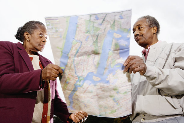 非洲夫妇拿着地图图片下载