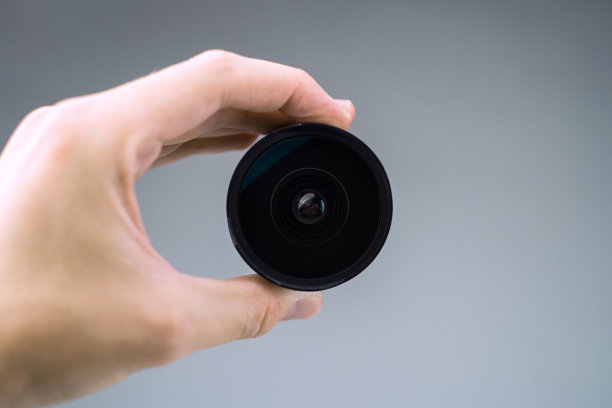 白底上拿着旧镜片图片下载