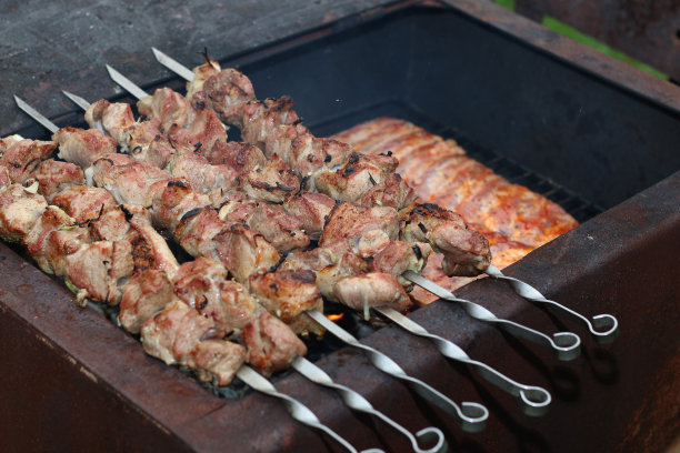 肉串放在烤肉架上图片下载