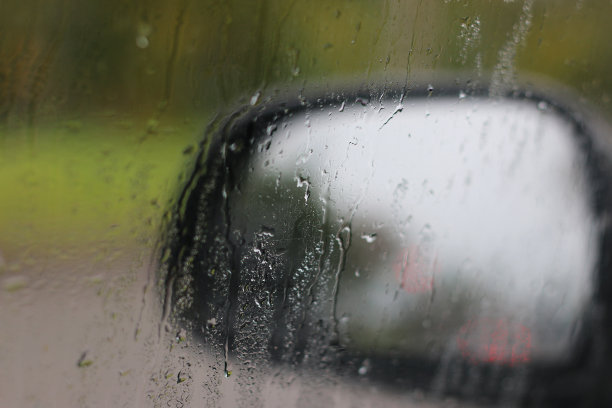 雨中的侧镜图片下载