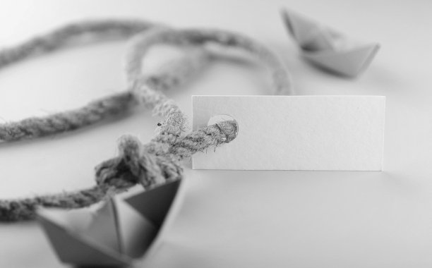 黑白照片贴纸与粗编织绳和船纸图片下载