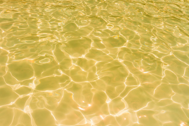 金色的游泳池荡起了涟漪图片下载