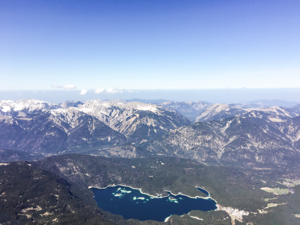 风景和自然在格林德沃山谷与云，蓝天和雪覆盖从飞机上看在冬季阿尔卑斯瑞士。图片下载