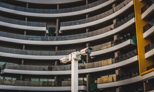 公共区域大楼前的监控摄像头。图片下载