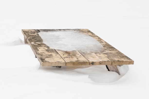 野餐桌和雪图片下载