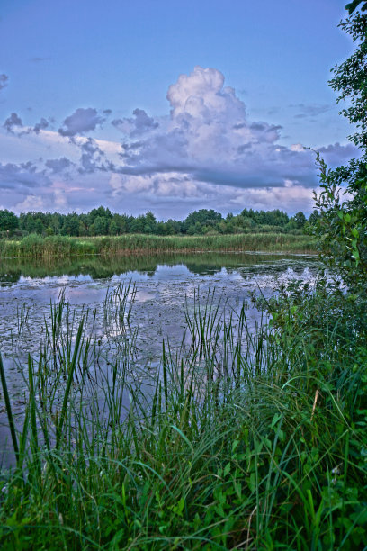美丽的早晨风景与美丽的河流和湖泊。五彩缤纷的景色与令人惊叹的天空。设计图片图片下载