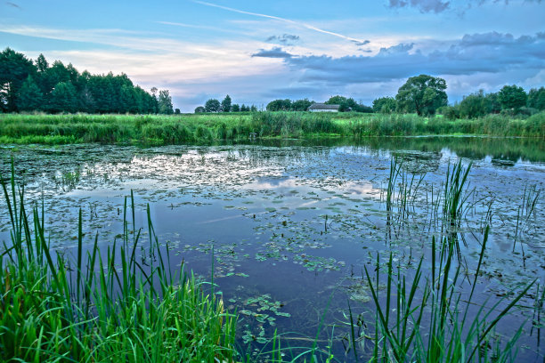 美丽的早晨风景与美丽的河流和湖泊。五彩缤纷的景色与令人惊叹的天空。设计图片图片下载