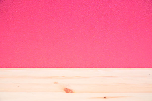 空木桌和墙壁粉红色的背景。文本和图像的空白区域图片下载