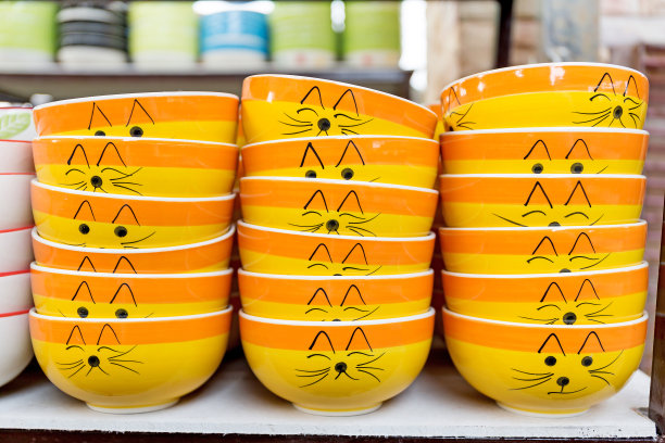 陶土陶器在泰国销售。商店的陶器图片下载