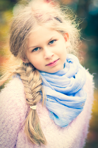 可爱的女孩在户外摆姿势的秋天图片下载