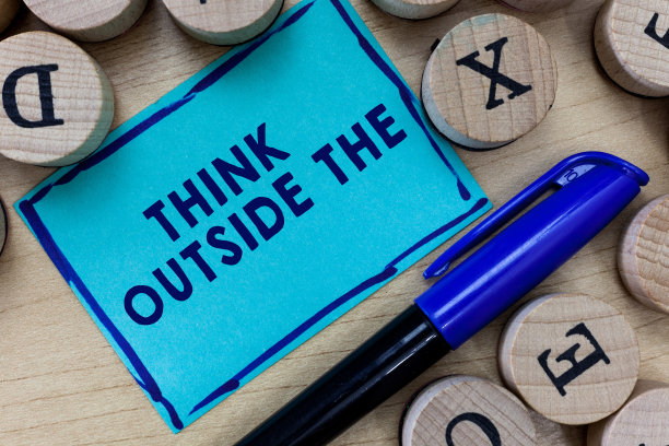 展示“在外面思考”的概念性手写。商业图片文字创意思维从不同的角度看图片下载