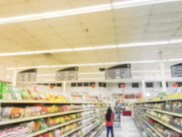 背景模糊的顾客在亚洲超市购买面粉和调味料图片下载
