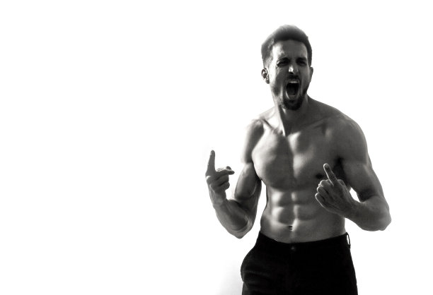 健身男子在戏剧性的心情，在黑色的背景图片下载