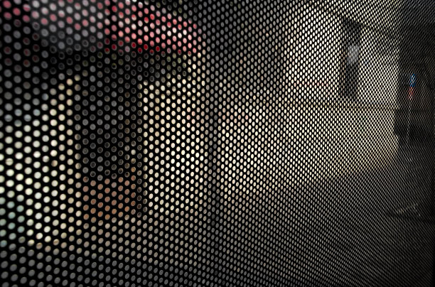 透过被圆圈覆盖的纹理玻璃观看图片下载