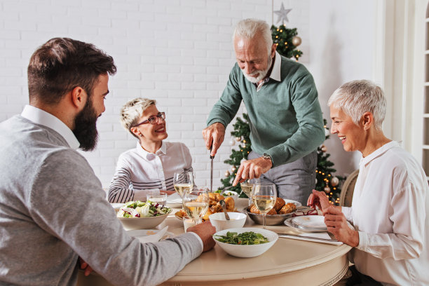 家人在圣诞假期聚在一起，庆祝，吃午饭图片下载