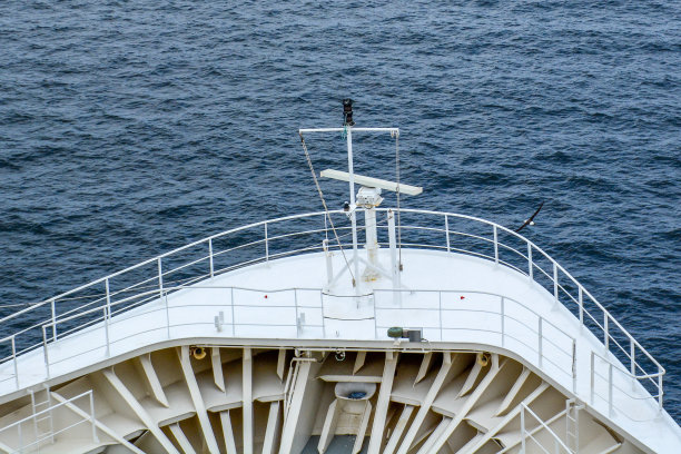 空中俯瞰海上大型游轮，客运游轮在大西洋上航行。图片下载