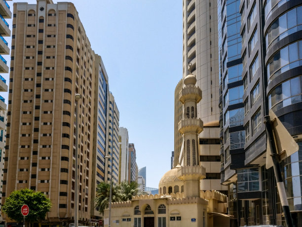 阿布扎比城市塔楼和清真寺的壮丽景色图片下载