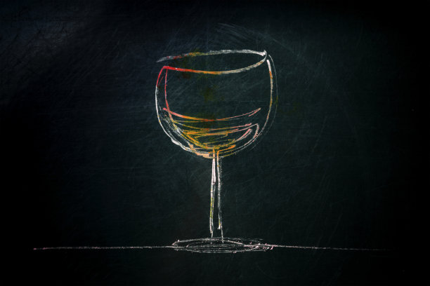 一张用粉笔在黑板上简单画上一杯酒的照片，上面有文字的地方图片下载