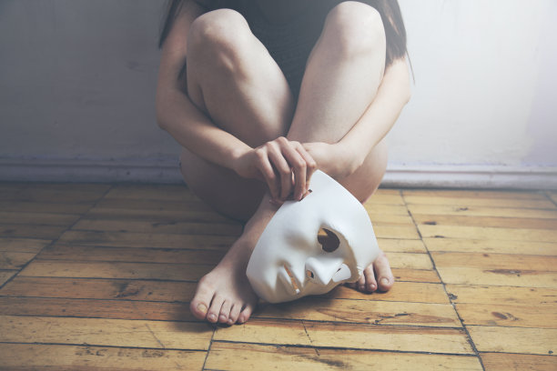 暗色背景上的男子面罩图片下载