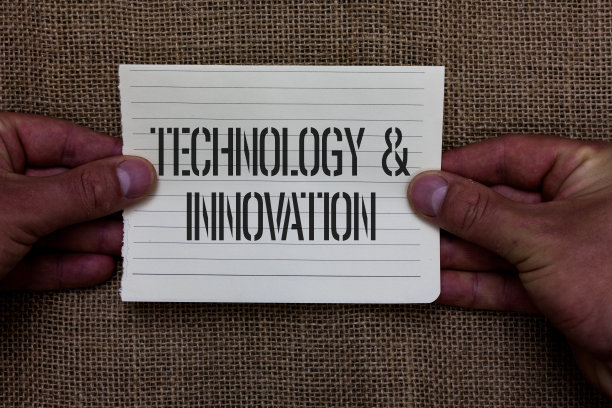 文字标志显示科技和创新。概念照片的应用更好的解决新市场的需求，人拿着一张笔记本纸黄麻背景交流思想。图片下载