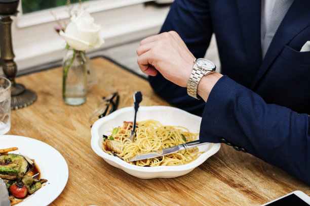 商人在餐厅等着图片下载