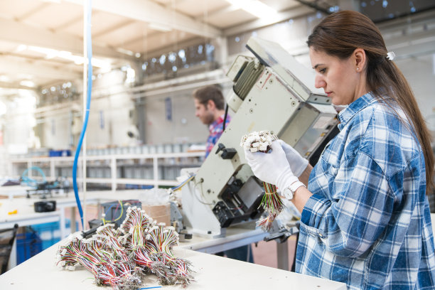 年轻女人在工厂工作图片下载