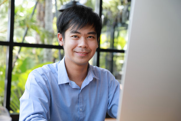 亚洲商人微笑着看着镜头图片下载