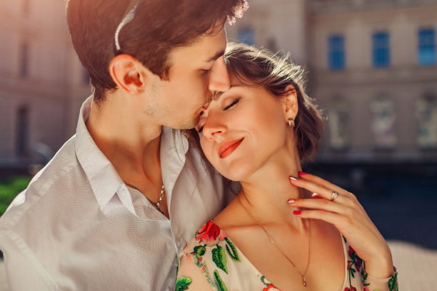 年轻幸福的情侣在户外拥抱亲吻。一男一女走过利沃夫的波托基宫图片下载