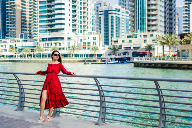 女孩在迪拜码头享受时光图片下载