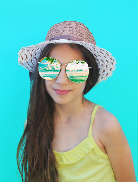 漂亮的小女孩戴着太阳镜和帽子图片下载
