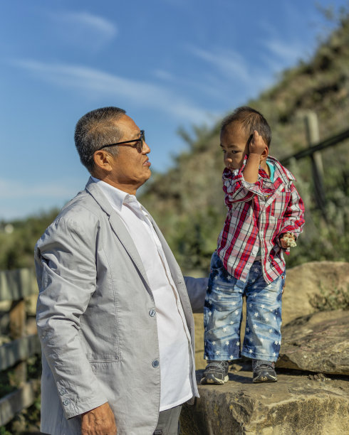 宝贝和爷爷玩得开心图片下载