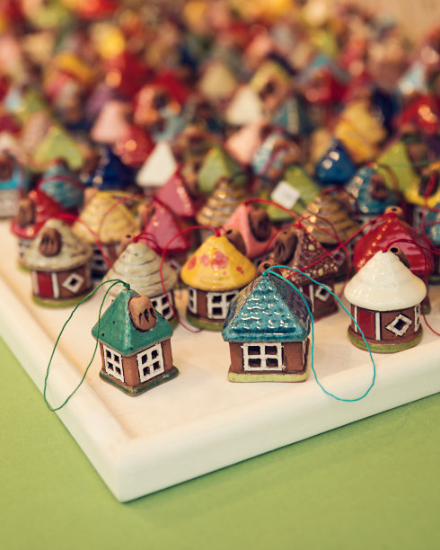 圣诞树装饰挂屋在圣诞市场的摊位图片下载