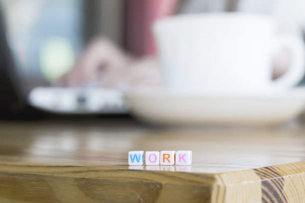 在餐桌上用立方体做的Word WORK图片下载