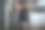 年轻健康的女人在健身机上展示肌肉图片下载