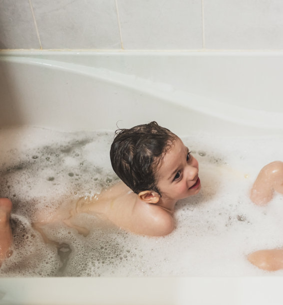 男孩喜欢Bathtime图片下载