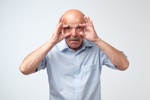 04.疲惫的成熟男人试图睁开眼睛。他非常想睡觉，但患有严重的失眠症。图片下载