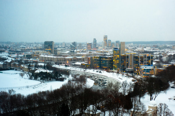高角度的建筑物对晴朗的天空在冬天图片下载