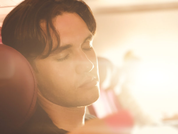 疲倦的人睡在飞机座位上。图片下载